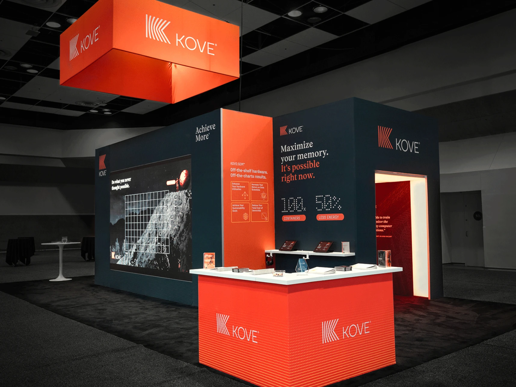 Kove trade show booth with orange and navy branding, promoting memory maximization and off-the-shelf hardware.